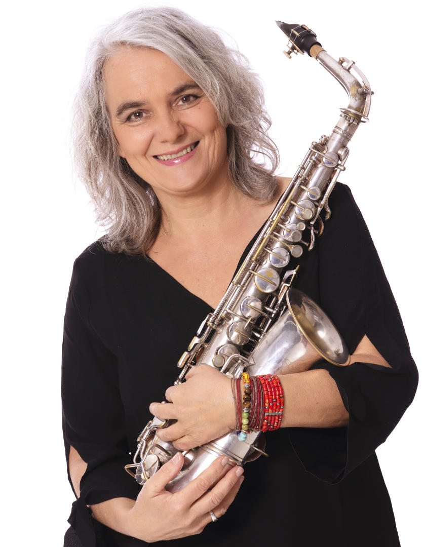 Frauenmusiktage Dozentin Annett Becker-Edert. Sie hält ein Alt Saxofon.
