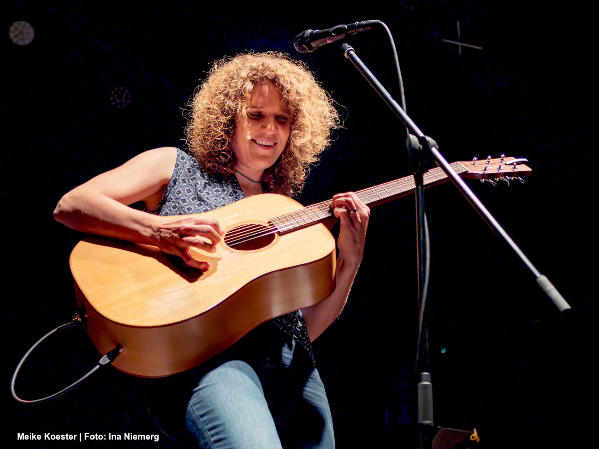Frauenmusiktage Dozentin Meike Koester auf der Bühne mit Gitarre