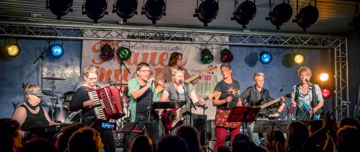 Foto von fünf musizierenden Frauen auf der Bühne im Ramen der Frauenmusiktage